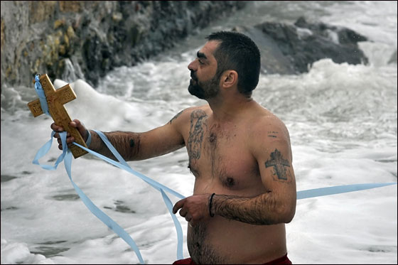 بالصور.. العالم يحتفل بعيد الغطاس بصلاة ومنافسات متنوعة!!  صورة رقم 14