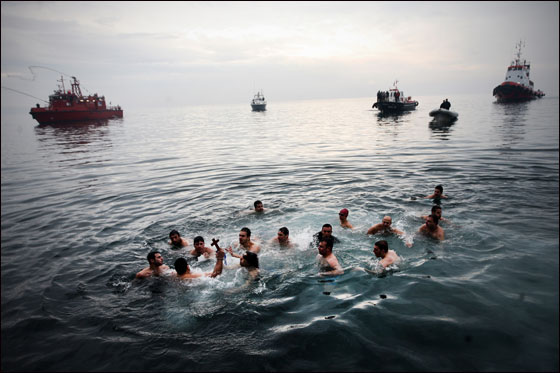 بالصور.. العالم يحتفل بعيد الغطاس بصلاة ومنافسات متنوعة!!  صورة رقم 15