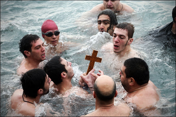 بالصور.. العالم يحتفل بعيد الغطاس بصلاة ومنافسات متنوعة!!  صورة رقم 16