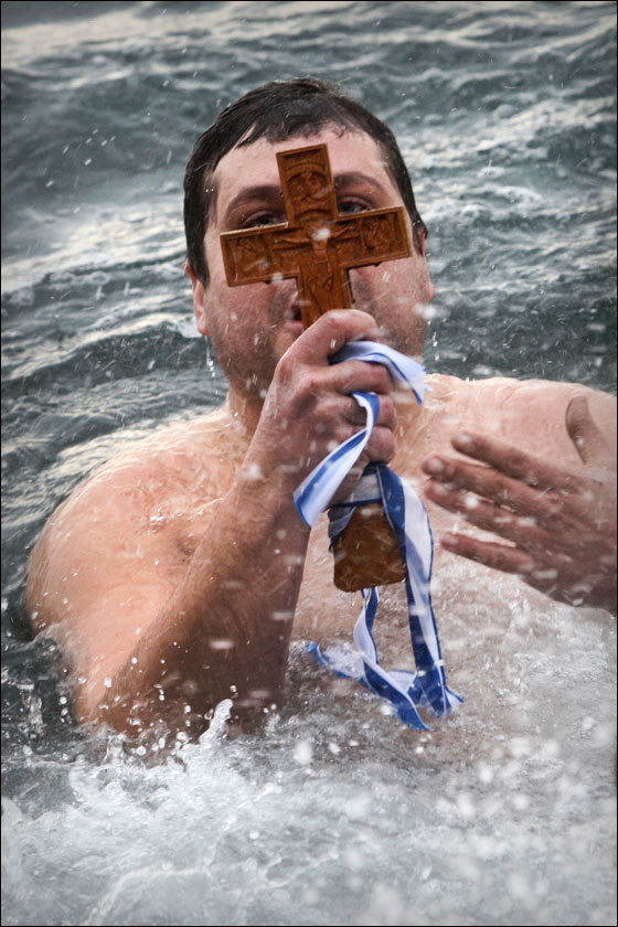 بالصور.. العالم يحتفل بعيد الغطاس بصلاة ومنافسات متنوعة!!  صورة رقم 17