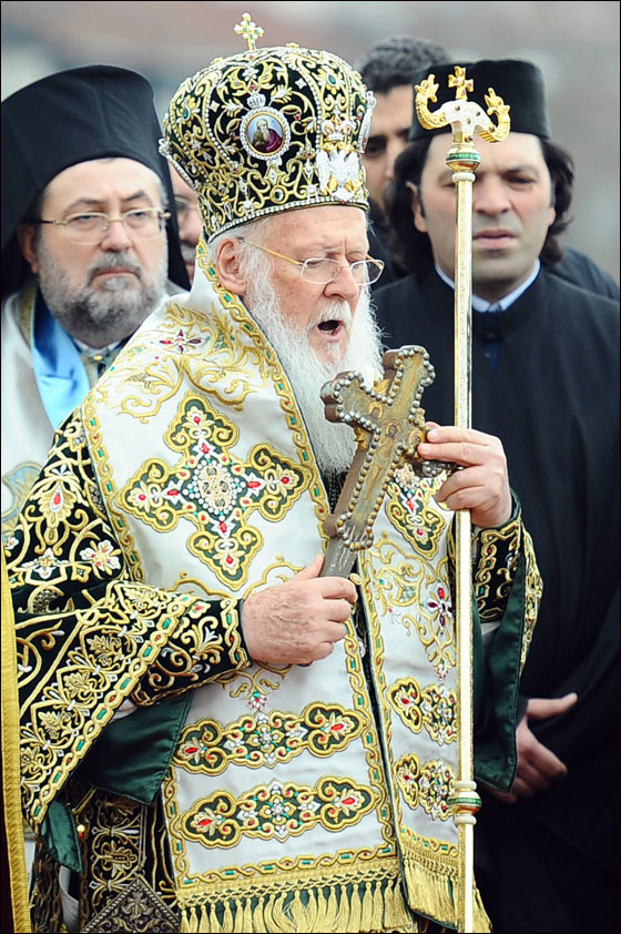 بالصور.. العالم يحتفل بعيد الغطاس بصلاة ومنافسات متنوعة!!  صورة رقم 19