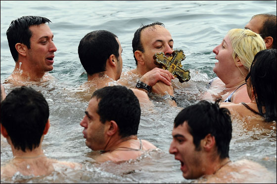 بالصور.. العالم يحتفل بعيد الغطاس بصلاة ومنافسات متنوعة!!  صورة رقم 20