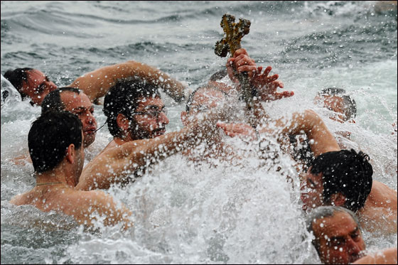 بالصور.. العالم يحتفل بعيد الغطاس بصلاة ومنافسات متنوعة!!  صورة رقم 21