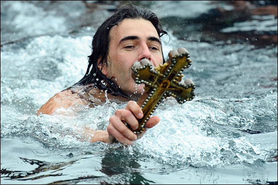 بالصور.. العالم يحتفل بعيد الغطاس بصلاة ومنافسات متنوعة!!  صورة رقم 22