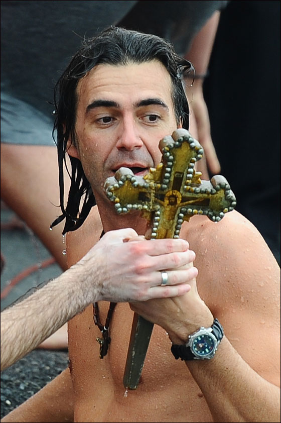 بالصور.. العالم يحتفل بعيد الغطاس بصلاة ومنافسات متنوعة!!  صورة رقم 23