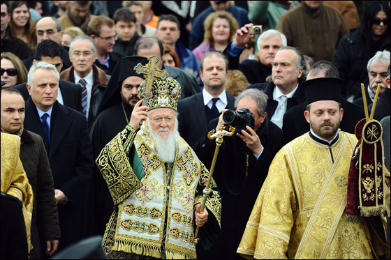 بالصور.. العالم يحتفل بعيد الغطاس بصلاة ومنافسات متنوعة!!  صورة رقم 25