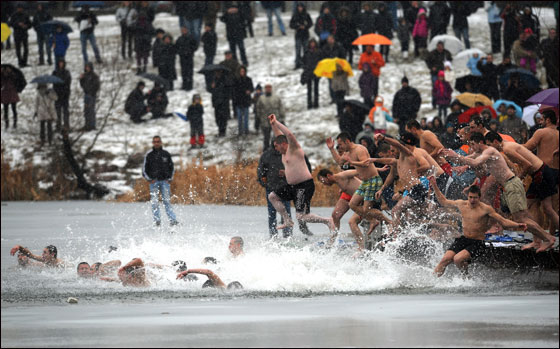 بالصور.. العالم يحتفل بعيد الغطاس بصلاة ومنافسات متنوعة!!  صورة رقم 27