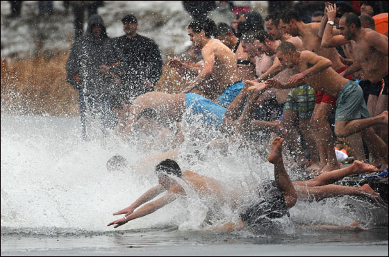 بالصور.. العالم يحتفل بعيد الغطاس بصلاة ومنافسات متنوعة!!  صورة رقم 28