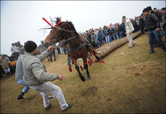 بالصور.. العالم يحتفل بعيد الغطاس بصلاة ومنافسات متنوعة!!  صورة رقم 30