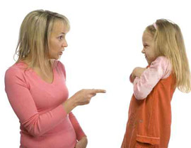 قتلت ابنتها خلال محادثتها مع صديقها لتعلمها 