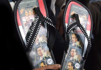 اهالي شهداء مصر يبيعون شبشب مبارك 