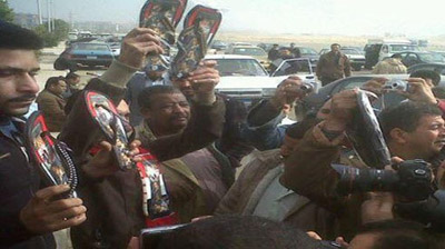 اهالي شهداء مصر يبيعون شبشب مبارك 