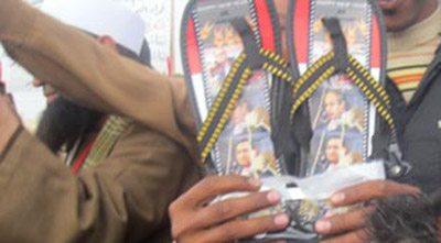 اهالي شهداء مصر يبيعون شبشب مبارك 