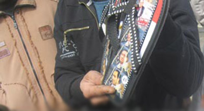 اهالي شهداء مصر يبيعون شبشب مبارك 