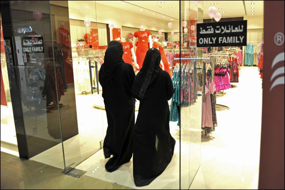 السعودية: نشر صور نساء تبيع ملابس داخلية تثير جدلا!  صورة رقم 8