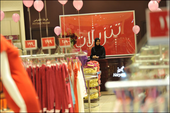 السعودية: نشر صور نساء تبيع ملابس داخلية تثير جدلا!  صورة رقم 4