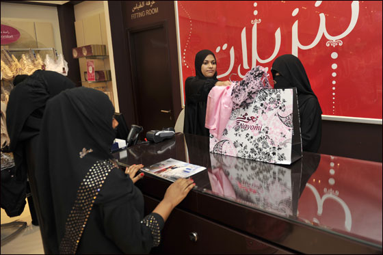 السعودية: نشر صور نساء تبيع ملابس داخلية تثير جدلا!  صورة رقم 11