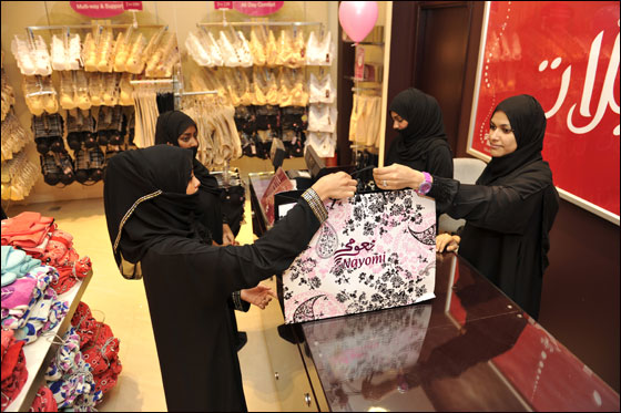 السعودية: نشر صور نساء تبيع ملابس داخلية تثير جدلا!  صورة رقم 6