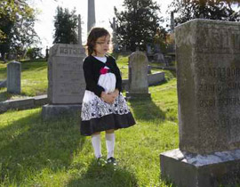 الوجه الآخر للسعودية: عائلة مكونة من 11 شخص تعيش بالمقبرة! صورة رقم 1 الوجه الآخر للسعودية: عائلة مكونة من 11 شخص تعيش بالمقبرة! صورة رقم 1