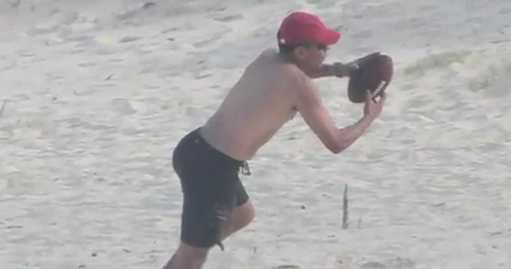 بالصور الرئيس الاميركي اوباما عاري الصدر في هاواي!  صورة رقم 1