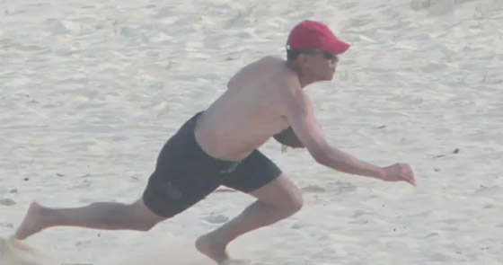 بالصور الرئيس الاميركي اوباما عاري الصدر في هاواي!  صورة رقم 4