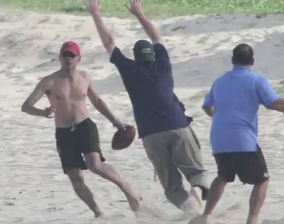 بالصور الرئيس الاميركي اوباما عاري الصدر في هاواي!  صورة رقم 2