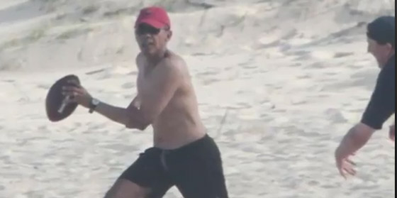 بالصور الرئيس الاميركي اوباما عاري الصدر في هاواي!  صورة رقم 3