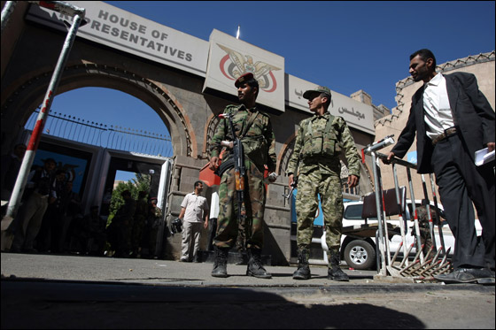 هل سيغادر الرئيس اليمني إلى بلد عربي أم سيواجه التحديات؟  صورة رقم 13