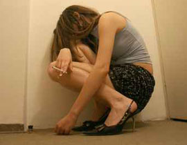 ارتدت ملابس داخلية غريبة.. فعاقبها زوجها بقص شعرها وحبسها! صورة رقم 1