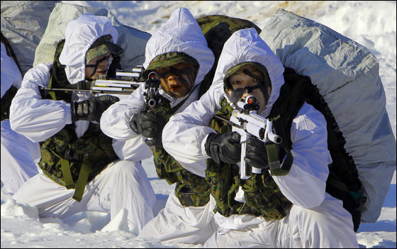  القوات الحربية الكورية تخوض تدريبات عسكرية على الثلوج! صورة رقم 4