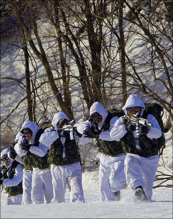  القوات الحربية الكورية تخوض تدريبات عسكرية على الثلوج! صورة رقم 3