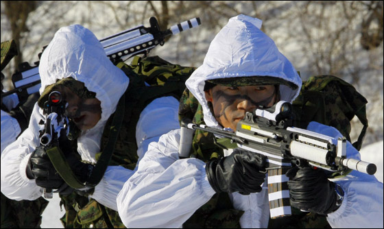  القوات الحربية الكورية تخوض تدريبات عسكرية على الثلوج! صورة رقم 5