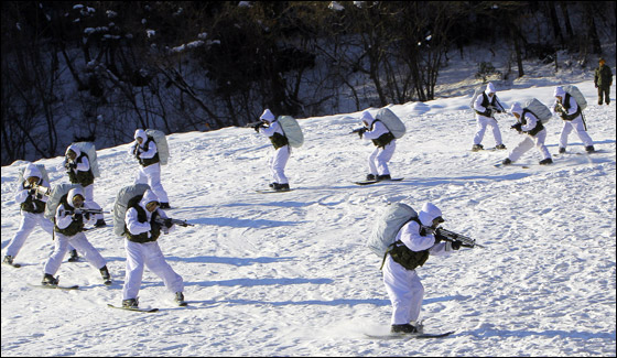  القوات الحربية الكورية تخوض تدريبات عسكرية على الثلوج! صورة رقم 15