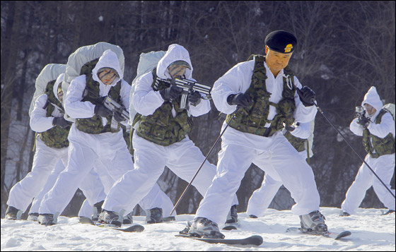  القوات الحربية الكورية تخوض تدريبات عسكرية على الثلوج! صورة رقم 8