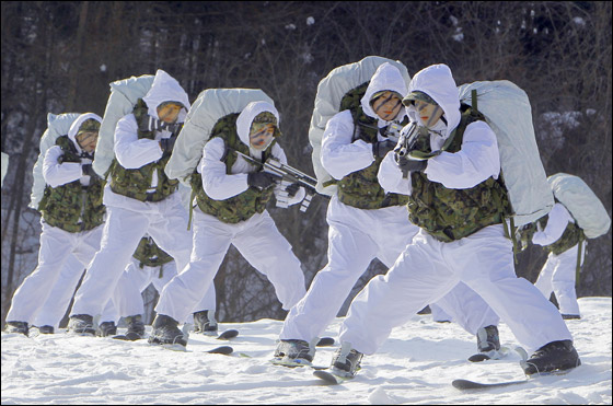  القوات الحربية الكورية تخوض تدريبات عسكرية على الثلوج! صورة رقم 13