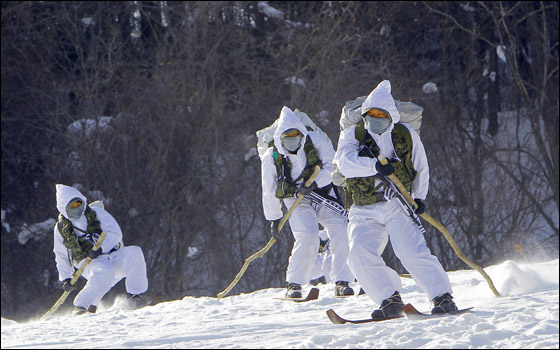  القوات الحربية الكورية تخوض تدريبات عسكرية على الثلوج! صورة رقم 6
