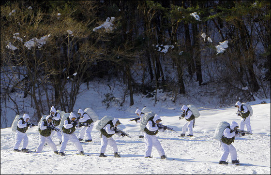  القوات الحربية الكورية تخوض تدريبات عسكرية على الثلوج! صورة رقم 2