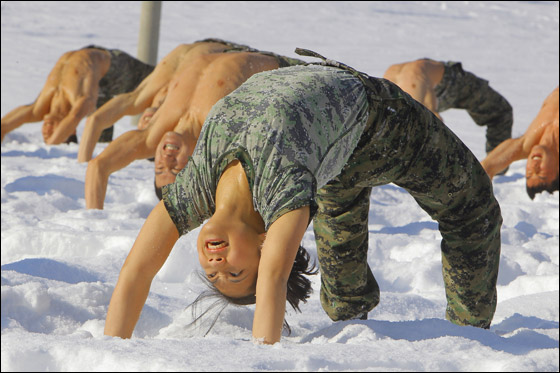  القوات الحربية الكورية تخوض تدريبات عسكرية على الثلوج! صورة رقم 16