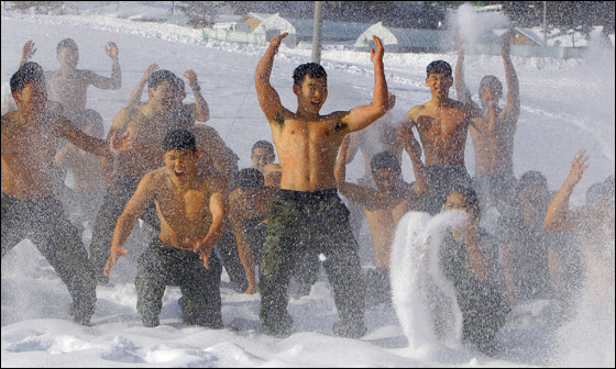  القوات الحربية الكورية تخوض تدريبات عسكرية على الثلوج! صورة رقم 10