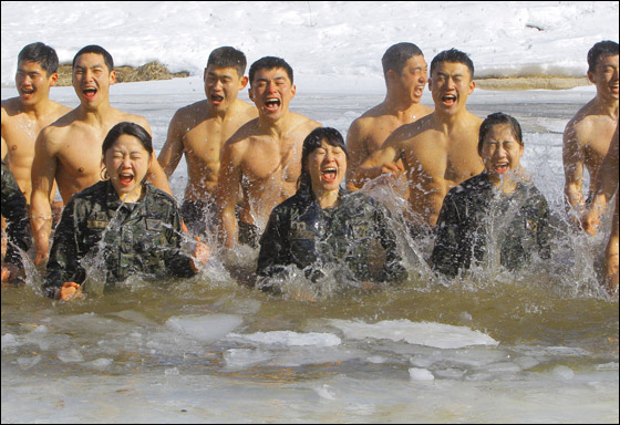  القوات الحربية الكورية تخوض تدريبات عسكرية على الثلوج! صورة رقم 11