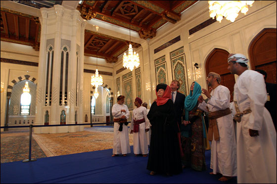 ملكة هولندا ترتدي الحجاب بمسقط احتراما للتقاليد الإسلامية! صورة رقم 5 ملكة هولندا ترتدي الحجاب بمسقط احتراما للتقاليد الإسلامية! صورة رقم 5