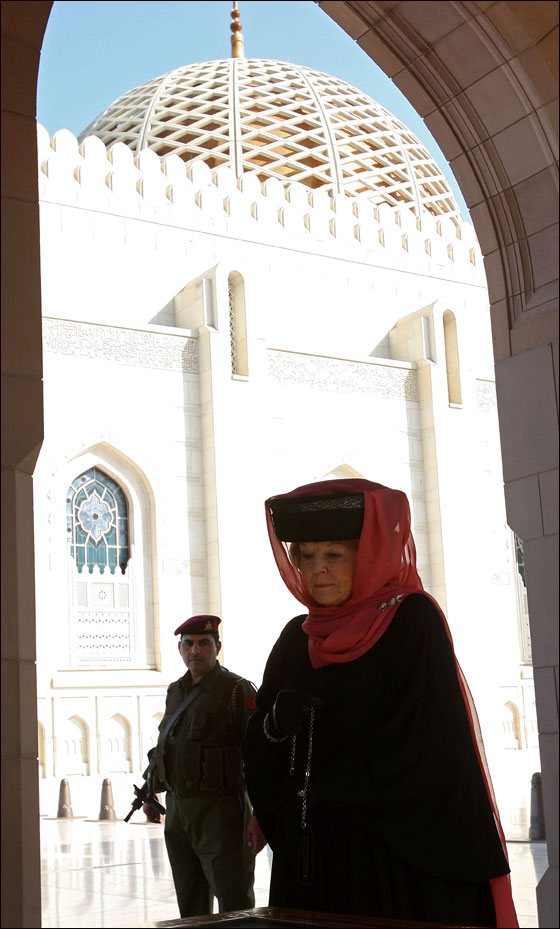 ملكة هولندا ترتدي الحجاب بمسقط احتراما للتقاليد الإسلامية! صورة رقم 7 ملكة هولندا ترتدي الحجاب بمسقط احتراما للتقاليد الإسلامية! صورة رقم 7