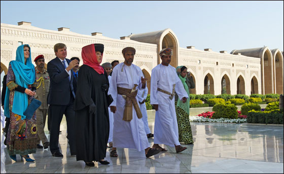 ملكة هولندا ترتدي الحجاب بمسقط احتراما للتقاليد الإسلامية! صورة رقم 16 ملكة هولندا ترتدي الحجاب بمسقط احتراما للتقاليد الإسلامية! صورة رقم 16