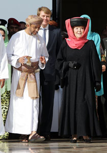 ملكة هولندا ترتدي الحجاب بمسقط احتراما للتقاليد الإسلامية! صورة رقم 1 ملكة هولندا ترتدي الحجاب بمسقط احتراما للتقاليد الإسلامية! صورة رقم 1