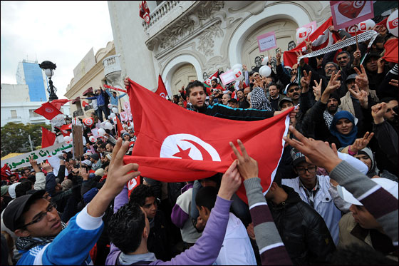 تونس: اشتباكات بين الشرطة ومحتجين يطالبون بثورة جديدة!! صورة رقم 4