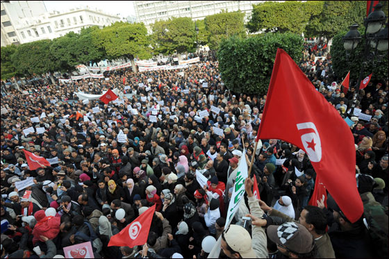 تونس: اشتباكات بين الشرطة ومحتجين يطالبون بثورة جديدة!! صورة رقم 5