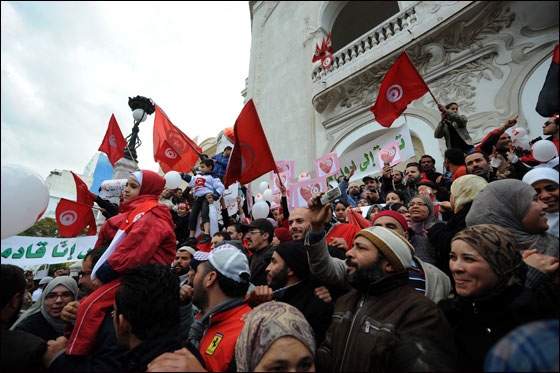 تونس: اشتباكات بين الشرطة ومحتجين يطالبون بثورة جديدة!! صورة رقم 6