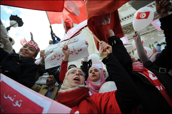 تونس: اشتباكات بين الشرطة ومحتجين يطالبون بثورة جديدة!! صورة رقم 7