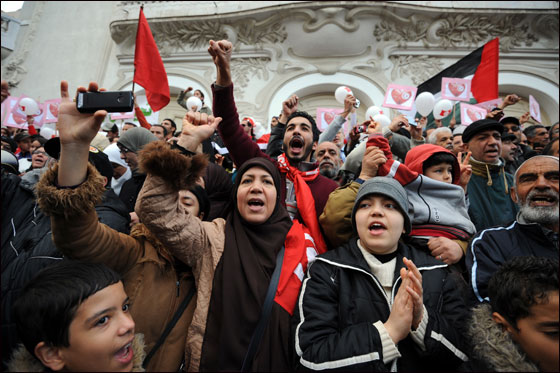 تونس: اشتباكات بين الشرطة ومحتجين يطالبون بثورة جديدة!! صورة رقم 10