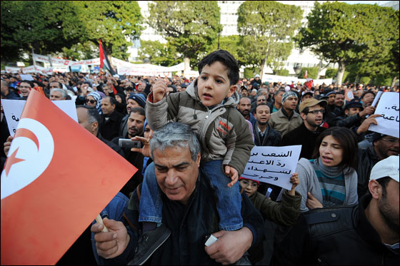 تونس: اشتباكات بين الشرطة ومحتجين يطالبون بثورة جديدة!! صورة رقم 13